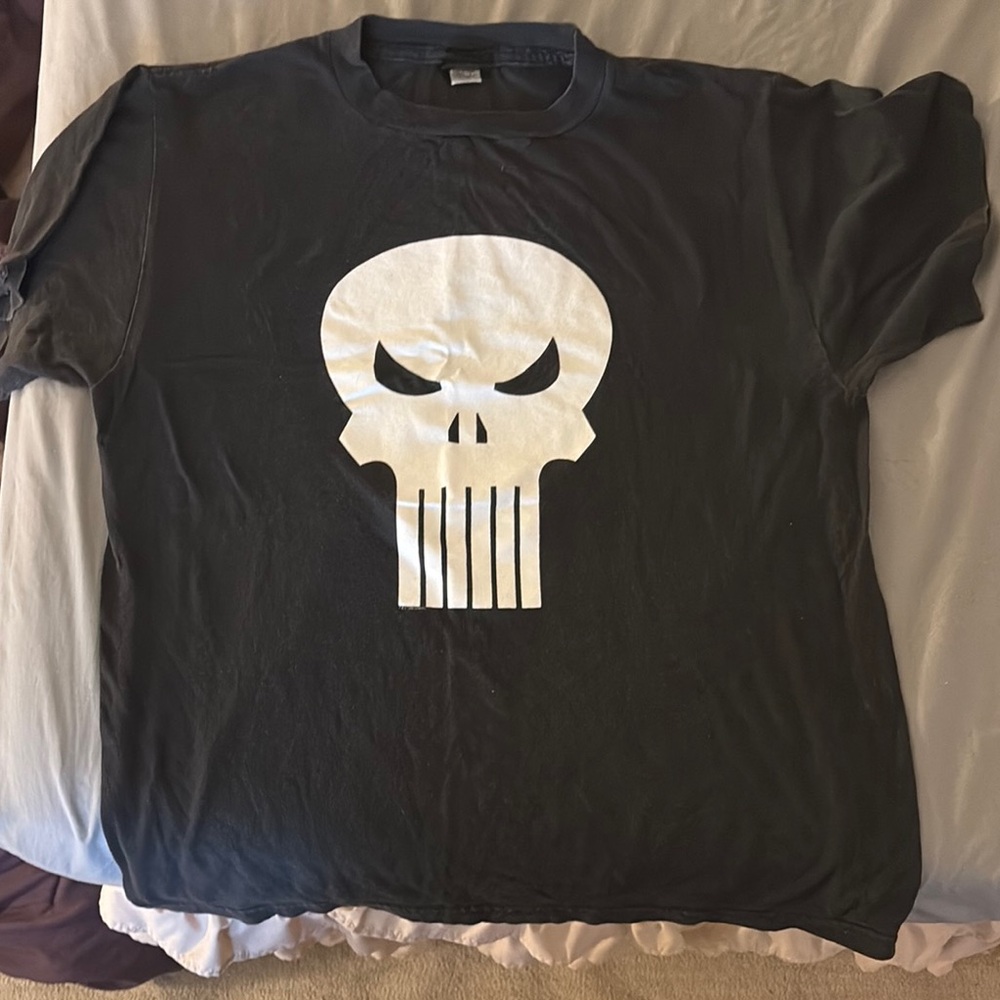 Vintage 90s Punisher graphic Tee on Changes shirt Size L